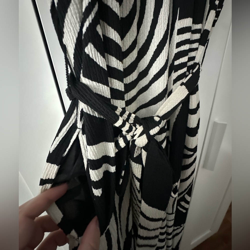 H&M Women’s Black and White Striped Patterned Jumpsuit Medium - Picture 10 of 11